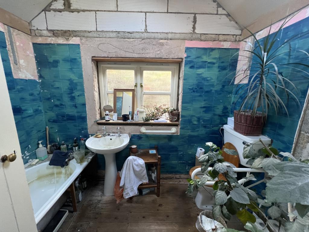 Lot: 43 - DETACHED THREE-BEDROOM COTTAGE FOR IMPROVEMENT WITH PLANNING FOR EXTENSION - Bathroom on first floor